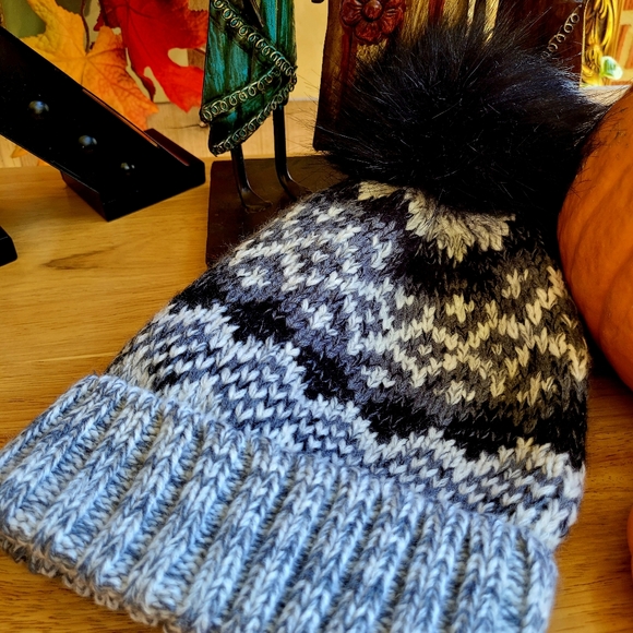 American Eagle Ribbed Pom Beanie - Picture 4 of 6